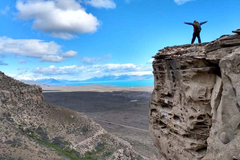 In posa sul bordo dei Balcones de El Calafate