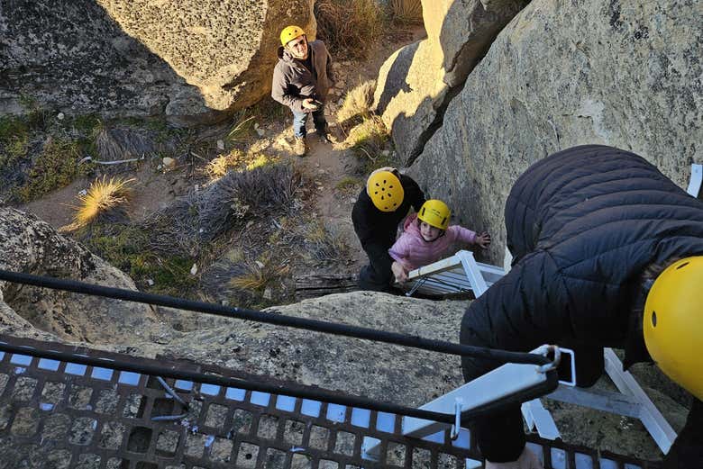 Montez entre les formations rocheuses