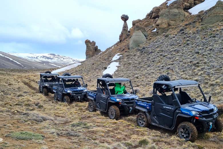 Atravesando montañas en plena estepa patagónica