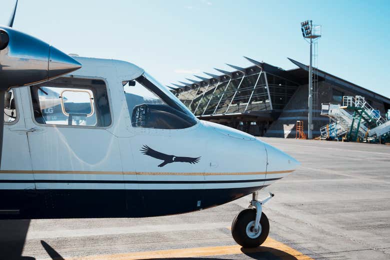 La avioneta a punto de despegar