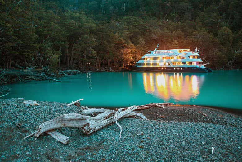 Atracaremos à noite na baía Toro