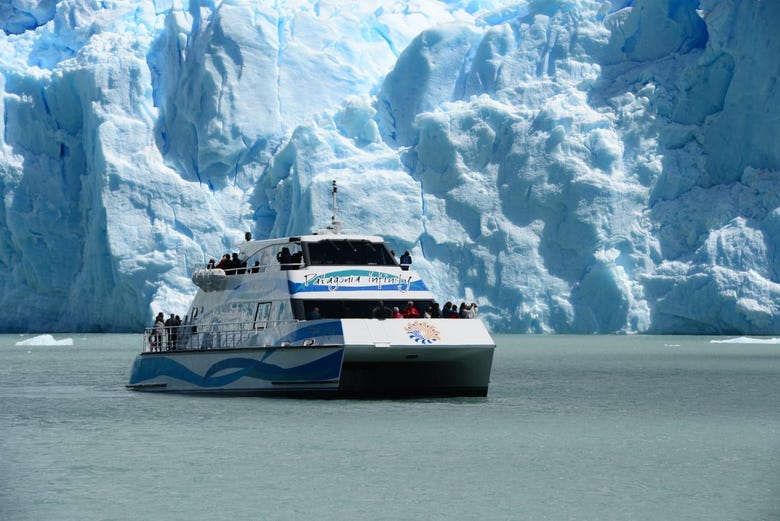 Navegando junto a los glaciares