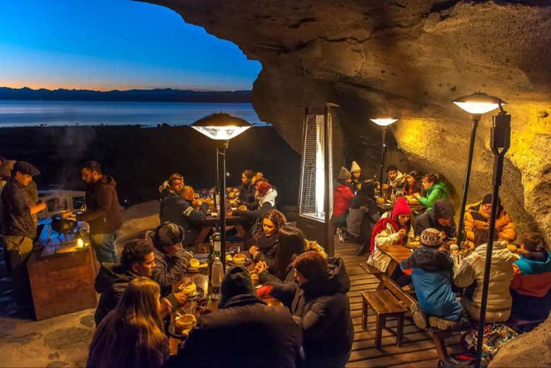 O restaurante na caverna e a vista do lago Argentino