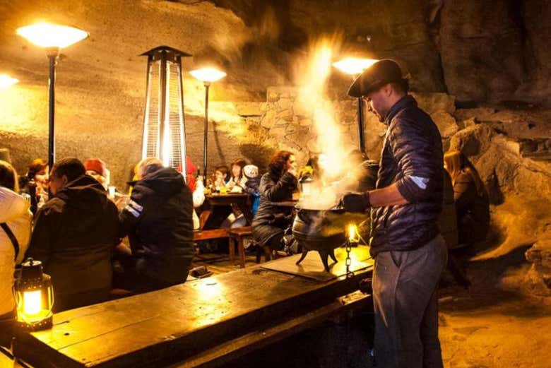 Preparando a comida na caverna