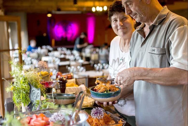 Disfrutando del buffet de ensaladas durante la cena
