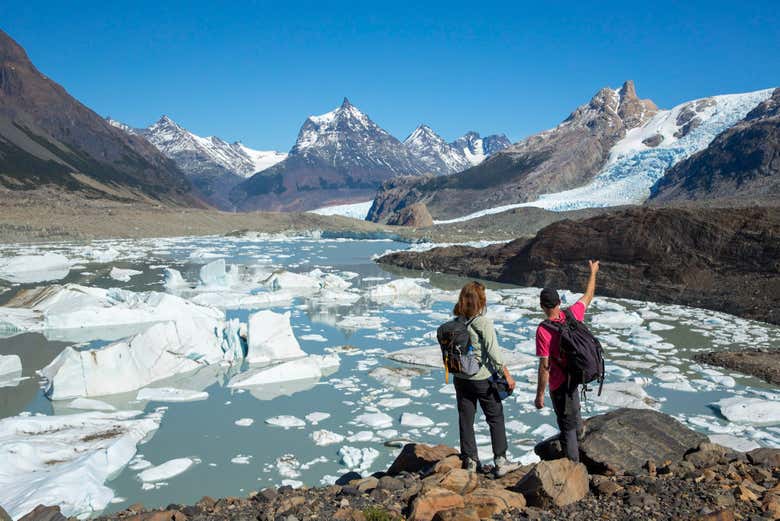 Contemplez les glaciers depuis le lac Frias