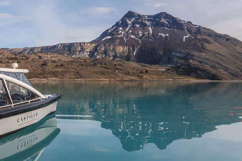 Navegando por el lago Argentino en dirección al Cerro Castillo