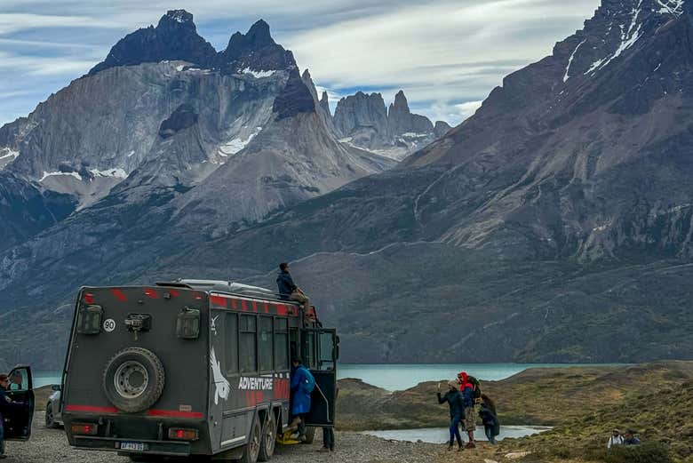 O ônibus com as Torres del Paine ao fundo