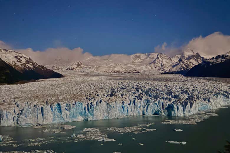 Se empieza poner el sol en el glaciar Perito Moreno