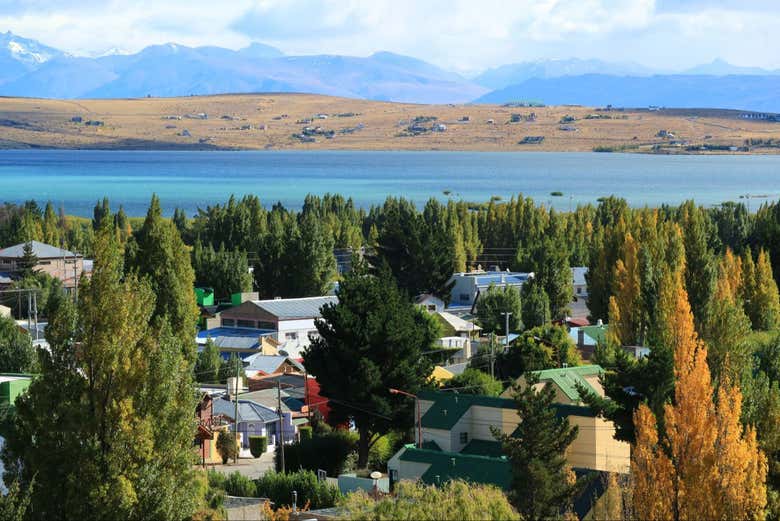 El Calafate con el lago Argentino al fondo