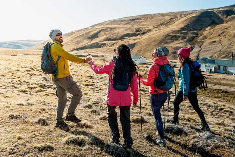 Grupo fazendo trilha