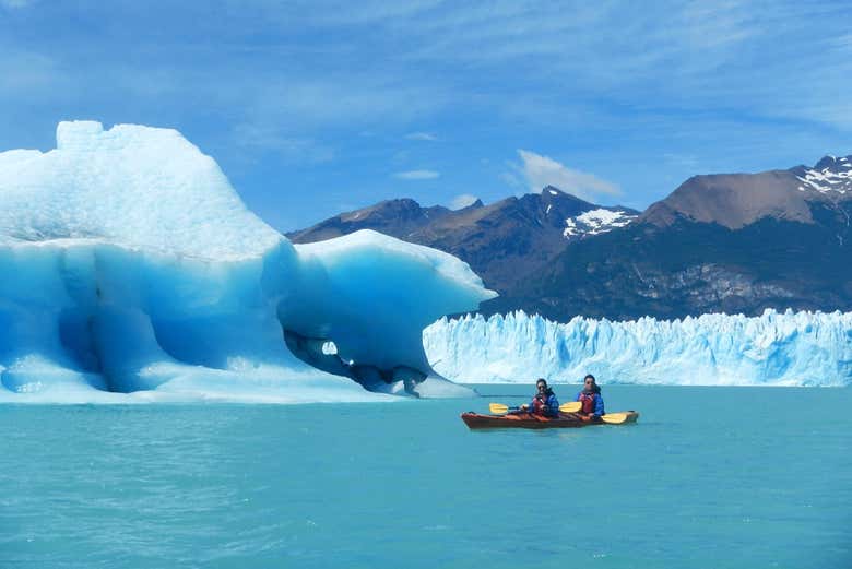 Clase teórica del kayak frente al Glaciar Perito Moreno