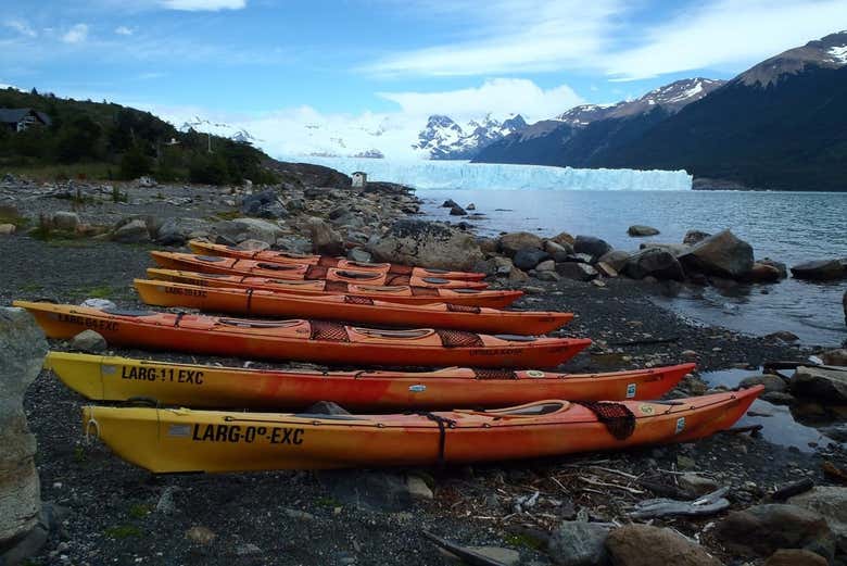 Kayaks junto al Perito Moreno