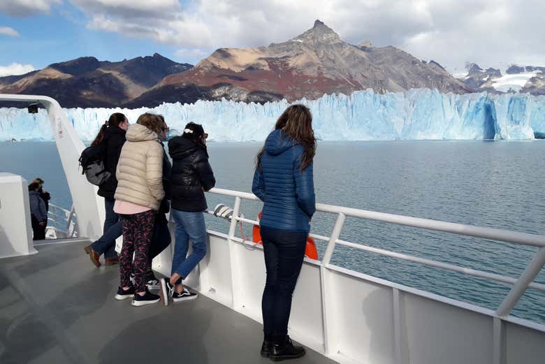 Contemplando la inmensidad del Perito Moreno desde la cubierta
