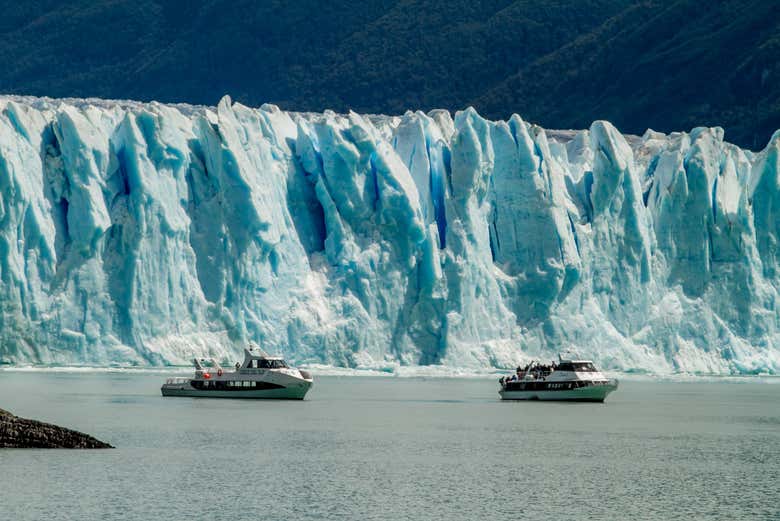 Nos acercaremos a los espectaculares muros de hielo azul