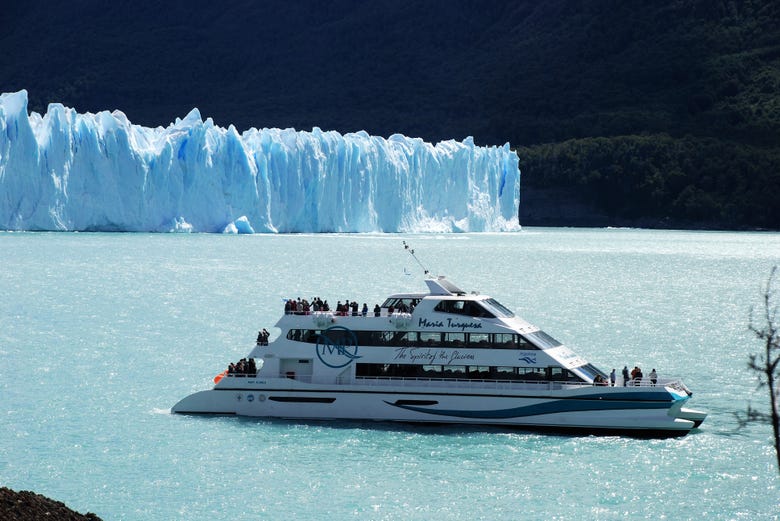 Vue panoramique sur le glacier depuis le bateau
