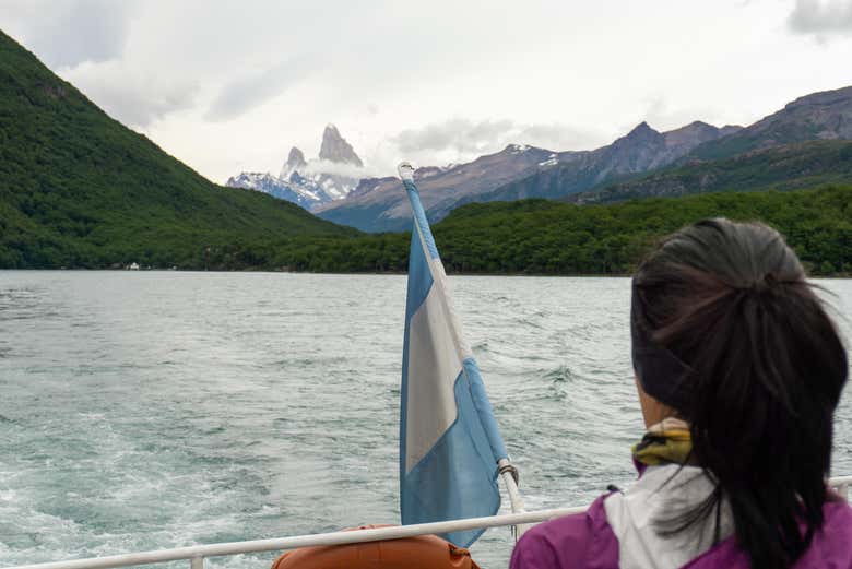 Disfrutando de un paseo en barco por el Lago del Desierto