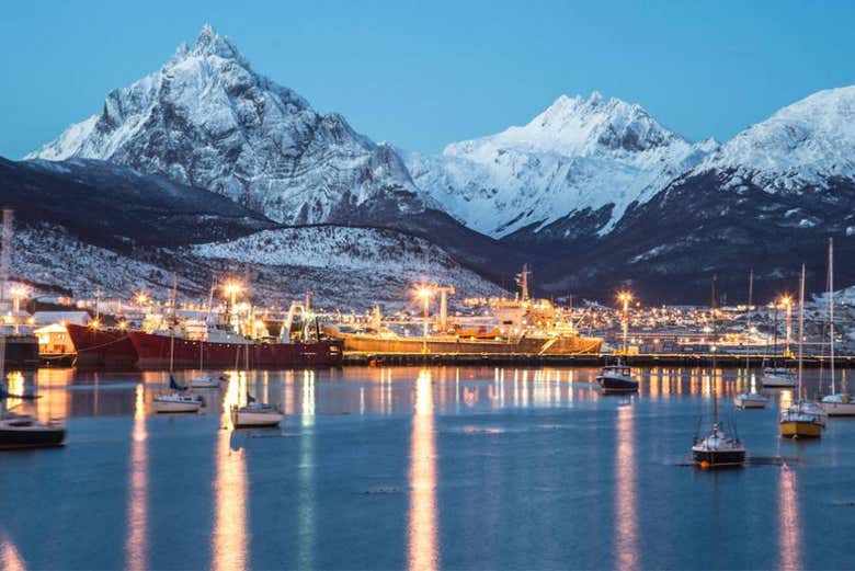 Vistas do porto ao anoitecer
