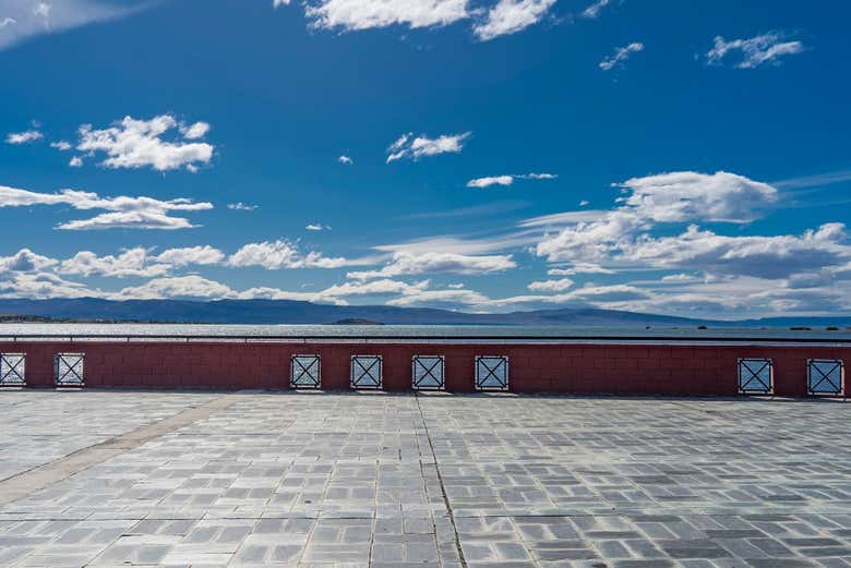 La vista del lago Argentino desde el paseo marítimo