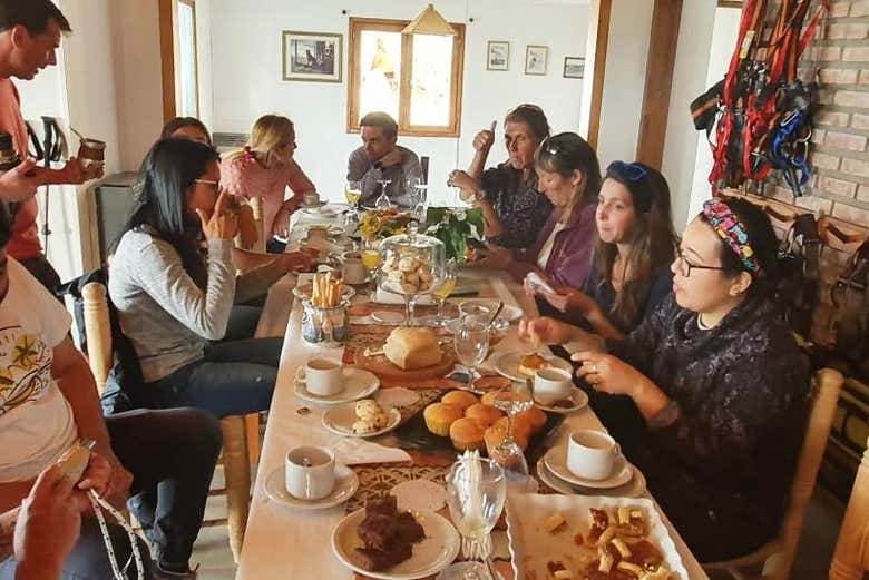 Tutti seduti e pronti per la colazione