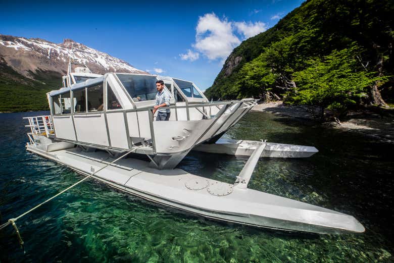Barco para cruzar el lago