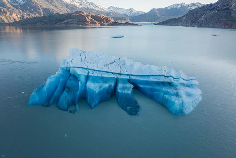 Contemplaremos los tonos azules de los icebergs del lago Viedma