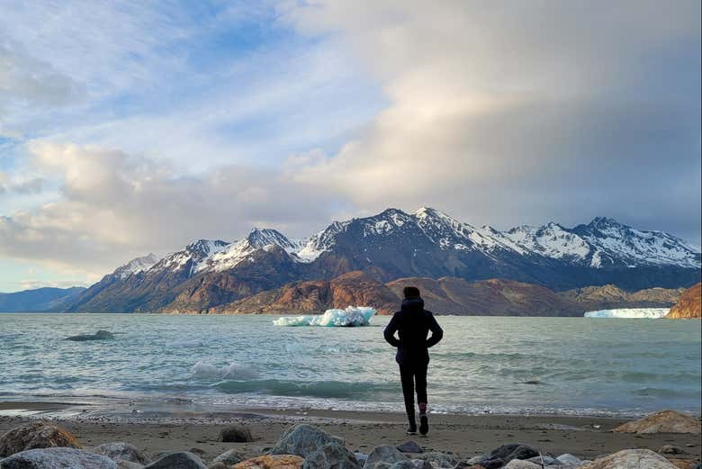 Contemplando los paisajes del lago Viedma