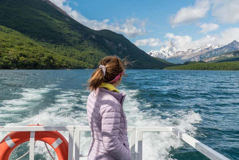Disfrutando del paseo en barco por el Lago del Desierto