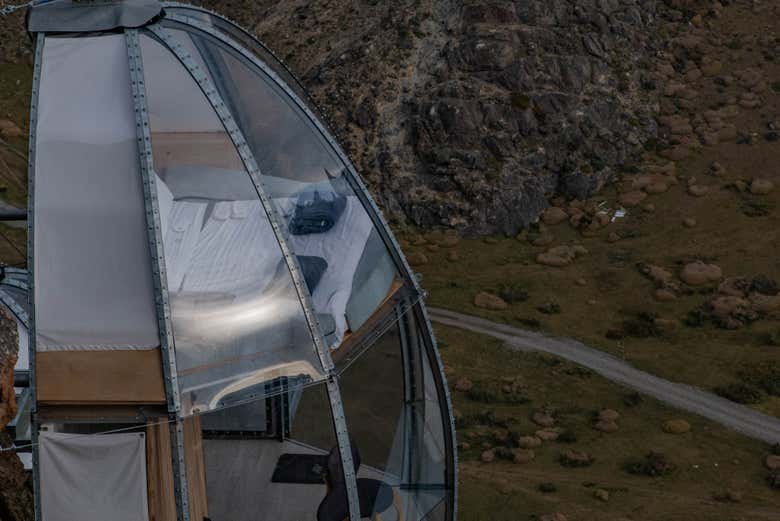 Cápsulas OVO suspendidas en la montaña