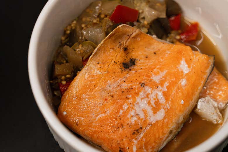 Un plato de salmón con verduras