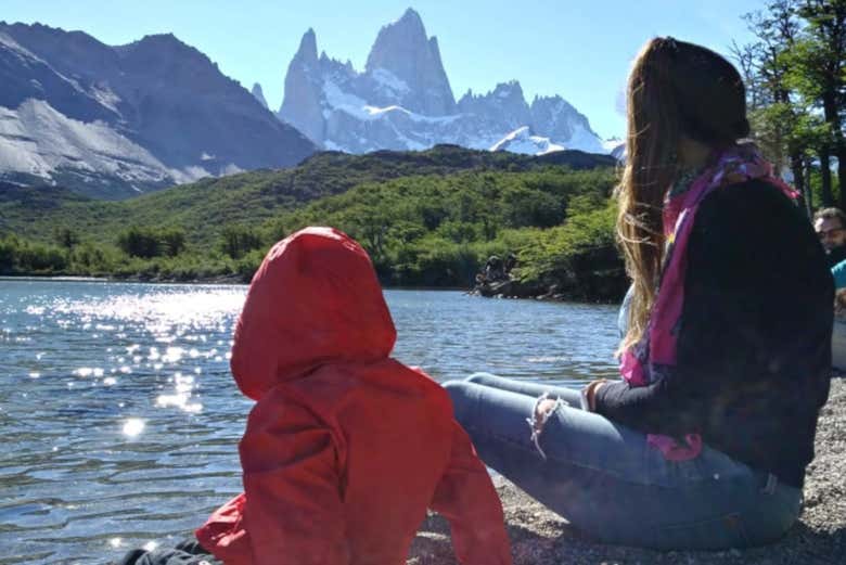 Desfrutando das vistas da lagoa e suas montanhas 