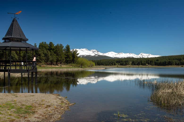 Laguna La Zeta e os picos nevados ao fundo