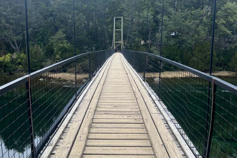 Uma passarela sobre o rio Arrayanes