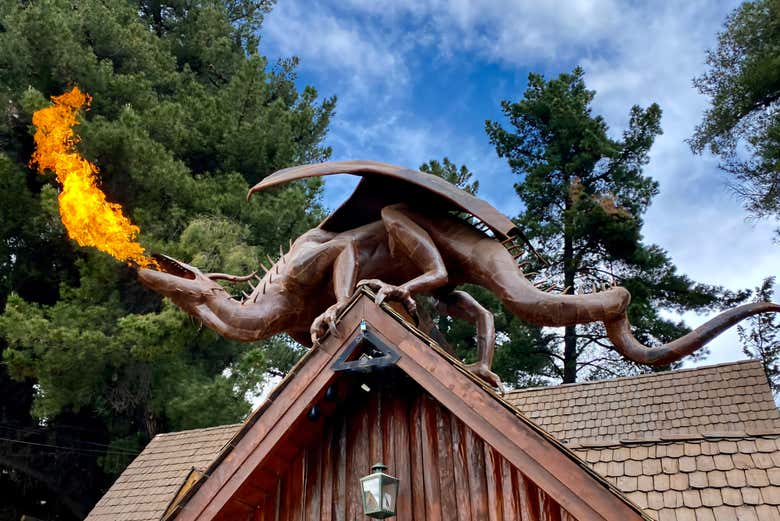 Uma estátua de um dragão no telhado de uma casa em Trevelin