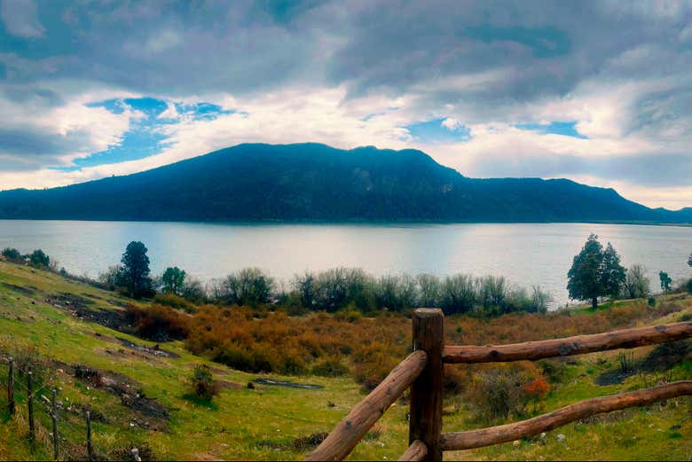 Admire the lake in the Valley of Cholila