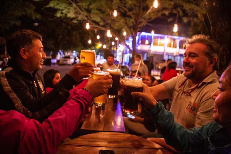 Tomando una cerveza artesanal