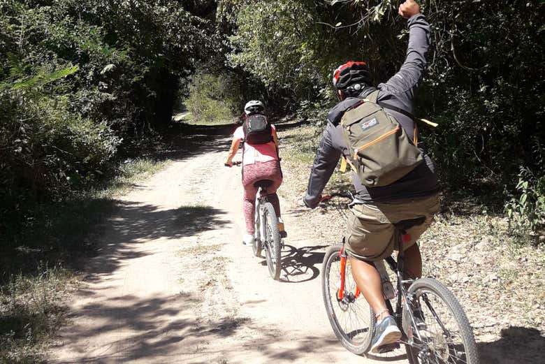Disfrutando del tour en bicicleta