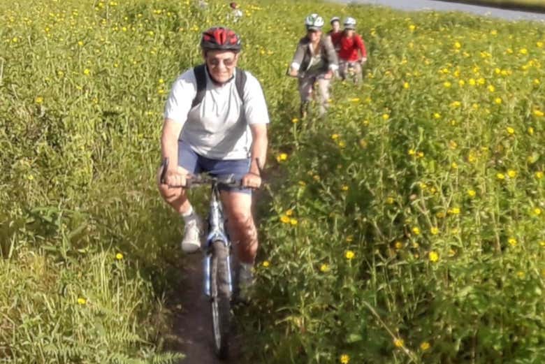 Rota de bicicleta junto à lagoa Oca