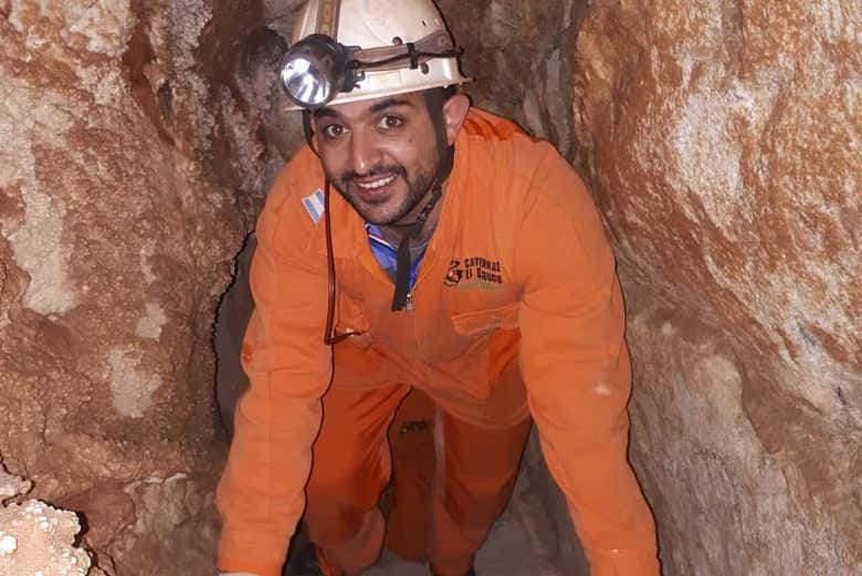 Recorriendo el interior de las grutas
