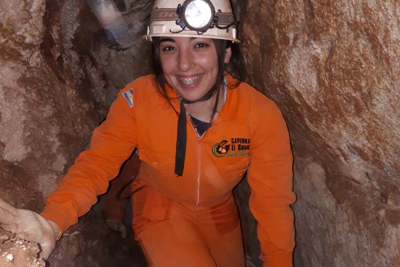 Disfrutando de la actividad de espeleología
