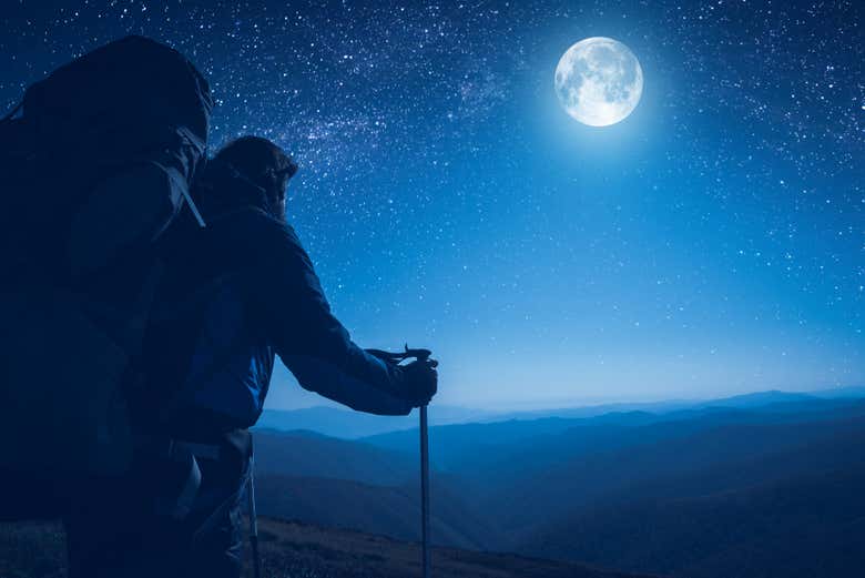 Recorriendo de noche el cerro La Banderita