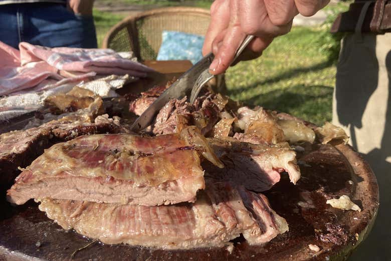 Cortando la carne del asado típico