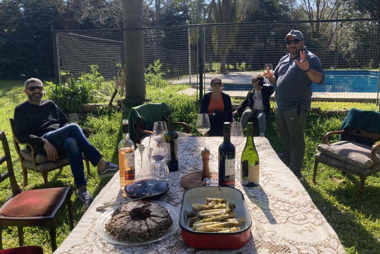 Un grupo de amigos tomando un asado argentino