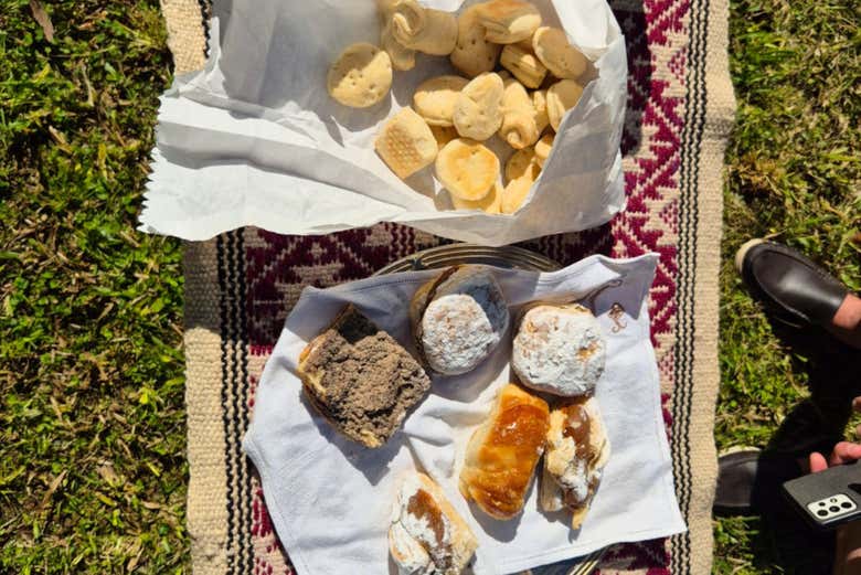 Las típicas facturas y un mate para el desayuno