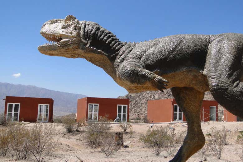 Un dinosaurio en el Parque Geológico