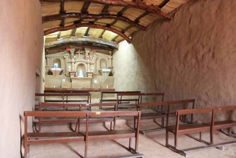 Interior da capela de adobe
