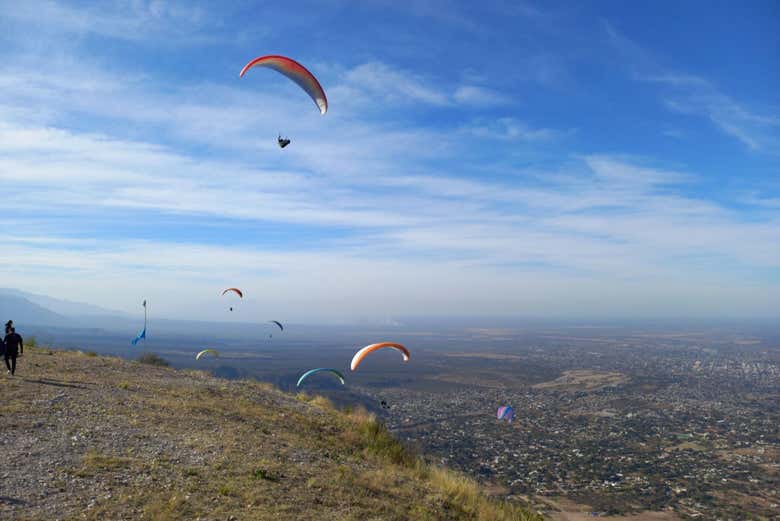 Parapentes volando cerca del Cerro de la Cruz