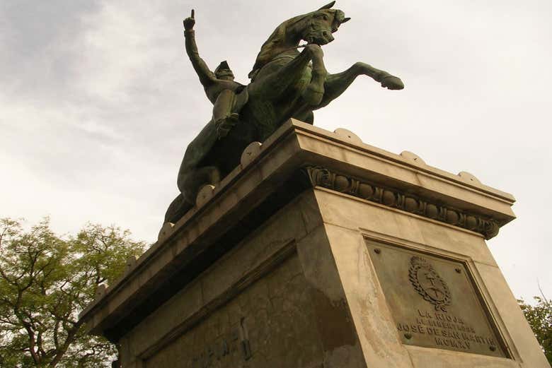 Pass by the José de San Martín Monument
