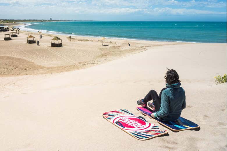 Sandboarding na praia de Piedras Coloradas