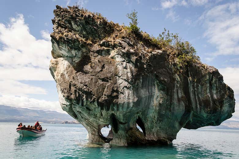 Junto a las capillas de mármol